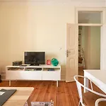 Renovated Spacious Baixa Apartment, By Timecooler شقة