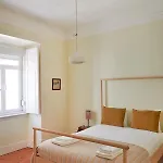 Renovated Spacious Baixa Apartment, By Timecooler شقة
