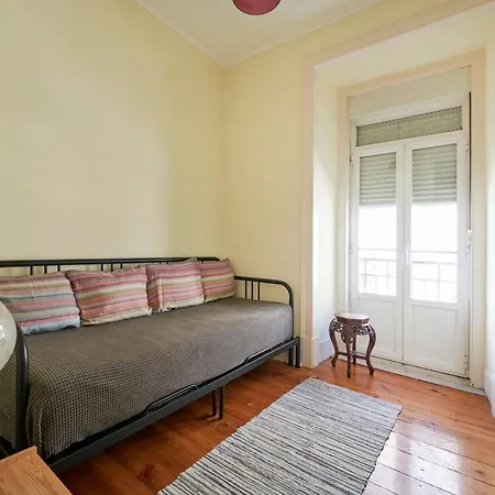 Renovated Spacious Baixa Apartment, By Timecooler شقة *